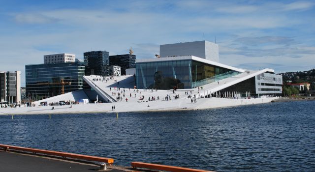 Oslo_Opera_House_seen_from_Langkaia-640x350